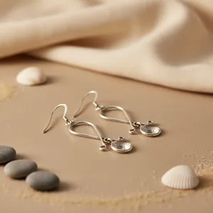 Boucles d'oreilles pendantes vintage plaquées argent avec serti en cristal, forme goutte d'eau, bijoux de mode pour femmes en provenance du Rajasthan - Product Image 1
