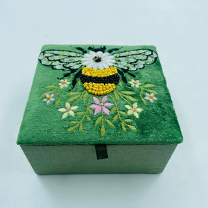 Boîte de rangement pour bijoux de mode faite à la main avec motif floral de papillon, tissu en velours brodé à la main, couleurs mélangées, collier, boucles d'oreilles - Product Image 1