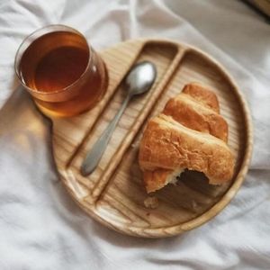 Beau plateau en bois lisse pour la nourriture servant des apéritifs collations fromage fruits et desserts à la maison ou au café - Product Image 2