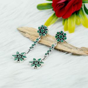 Pendientes de tuerca finos de Plata de Ley 925 Esmeralda verde natural Diseño minimalista elegante para bodas y aniversarios - Product Image 1