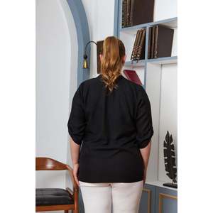 เสื้อเชิ้ตสีดำไซส์ใหญ่ มีกระเป๋าแบบมีฝาปิดและประดับด้วยหิน - Product Image 5