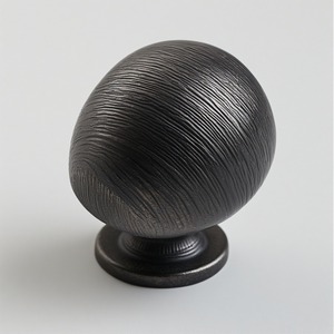 Pomo de puerta de metal de diseño europeo Premium con superficie martillada y acabado de bronce rústico para decoración de hoteles y villas - Product Image 1