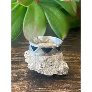 Anillo Artesanal Navajo, Coleccionable, con Incrustaciones de Piedras Variadas y Plata de Ley, Talla 7.75 - Product Image 1