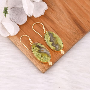 Boucles d'oreilles en laiton plaqué or avec opale verte, faites à la main, pour les tenues quotidiennes, boucles d'oreilles pendantes en laiton tendance pour les événements spéciaux - Product Image 2
