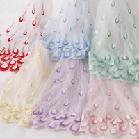 Tissu en tulle brodé de plumes de paon de luxe, maille douce avec bordure festonnée pour robes de mariée et de soirée