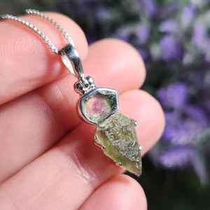 Colgante y collar de moldavita auténtico con turmalina de sandía, joyería única para el crecimiento espiritual - Product Image 6