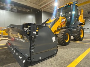 รถตักล้อยาง JCB 3CX ขนาดกะทัดรัด พร้อมผานตักหิมะ สำหรับงานก่อสร้างและบำรุงรักษาในฤดูหนาว - Product Image 2