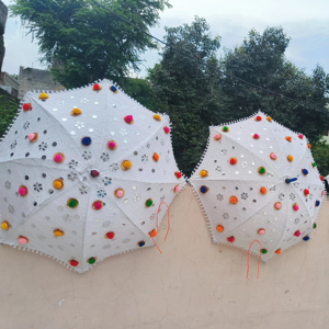 Parapluie décoratif blanc avec miroir Work & Pom-Poms Indian Wedding & Festival Decor Parasol Ethnic Event Decoration Umbrella - Product Image 1