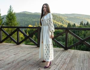 Boho Gothique Robe Brodée Lin Maxi Robe En Gros Vintage Look Blanc Robe Ukrainienne Avec Broderie Avec Gland Maxi - Product Image 4