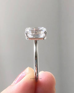 Élégante bague de fiançailles solitaire en moissanite de trois carats coupe émeraude en argent sterling 925 avec bande minimaliste de 1,8mm - Product Image 3