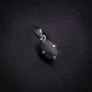 Pendentif en argent sterling 925 avec pierre précieuse d'onyx noir brut finition mate diamant perle matériau principal pendentifs breloques - Product Image 1