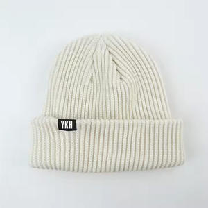 Gorro de punto Jacquard al por mayor, bajo MOQ, diseño clásico con logotipo personalizado bordado y etiqueta de tela característica común - Product Image 4