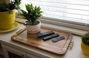 Plateau de service et organisateur en bois massif de luxe avec poignées métalliques, finition grain naturel, pour table à manger, table basse, cuisine, décoration intérieure - Product Image 3