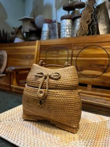 Lombok Gandek Sac de boîte en rotin tissé à la main avec couvercle et fermeture à boucle Artisanat artisanal traditionnel d'Indonésie Artisanat en osier - Product Image 2