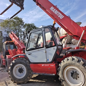 Manitou MT1240 d'occasion, télescopique, idéal pour les applications de construction et agricoles - Product Image 1