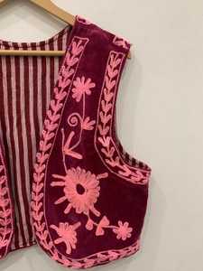 Chaleco bohemio de terciopelo bordado a mano estilo Suzani, chaleco indio, chaqueta corta, regalo para ella, atuendo de Acción de Gracias, chaqueta sin mangas - Product Image 3