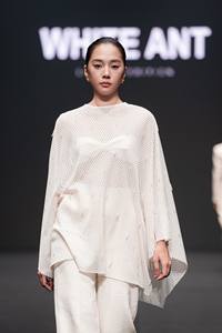 Nuevo estilo capa de encaje de malla ANT blanca capa de encaje ORAN EMB con cuello redondo botón trasero alivio 64% algodón orgánico 36% poliéster - Product Image 3