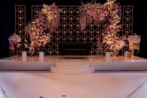 Paneles de velas imperiales para decoración de escenarios de recepción, compra un telón de fondo de velas para escenario con temática de velas, decoración de escenario moderna y lujosa con velas metálicas para bodas - Product Image 2