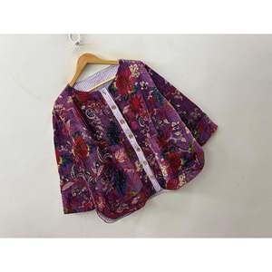 Chaqueta Acolchada de Algodón Autumn Garden, Estampada a Mano en Color Violeta - Product Image 4