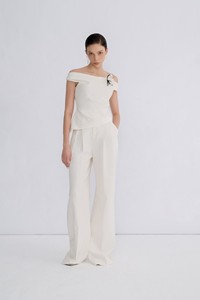 Style minimaliste hauts pour femmes taille S M L Vivien le haut à épaules sable Jacquard vêtements pour femmes blanc Vietnam exportateur - Product Image 3