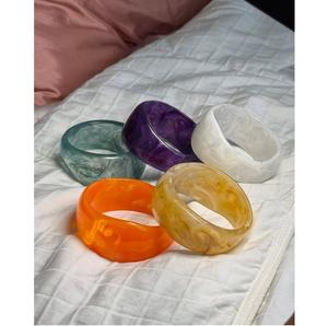 Bracelets larges en résine imperméables et élégants pour femmes, au design contemporain, personnalisables pour les soirées et les occasions spéciales - Product Image 3