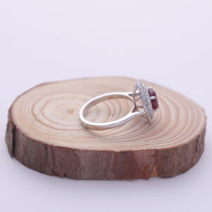 Bague de fiançailles pour femme en or blanc, rose et jaune 9 carats avec pierre précieuse ronde rouge de 2,21 carats cultivée en laboratoire, double halo et diamant rond - Product Image 5