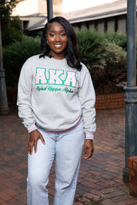 Sweat-shirt à col rond vert avec logo gris imprimé sur le devant, fabriqué sur mesure pour les femmes, Alpha Kappa Alpha 1908 - Product Image 3