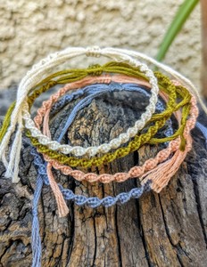 Bracelet d'amitié simple tissé torsadé fait à la main, Boho Beach Vibes, accessoires pour elle - Product Image 1