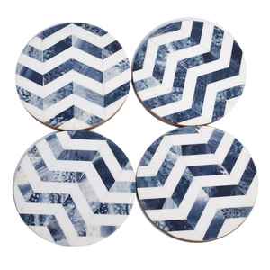 Sous-verre rond en noyer incrusté d'os fait à la main avec tapis décoratifs à motif géométrique Chevron bleu et blanc - Product Image 1