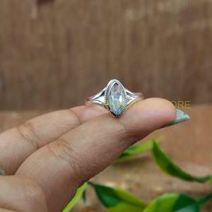 แหวนเงินแท้ 925 ประดับพลอยบลูโทแพซทรงมาร์ควิส ดีไซน์มินิมอล ทำมือ สำหรับผู้หญิง แหวนดีไซน์ไม่ซ้ำใคร เหมาะสำหรับเป็นของขวัญคริสต์มาส - Product Image 3