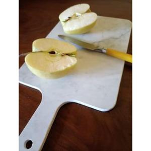 Planche à découper en marbre durable et écologique avec une finition polie élégante offrant à la fois style et durabilité dans la cuisine - Product Image 1