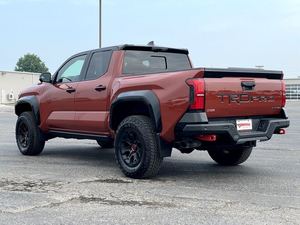 Nuevo usado 2024 Toyota Tacoma Hybrid TRD Pro HV doble cabina 4WD con ruedas de aleación asientos de cuero sistema de navegación arranque remoto - Product Image 3