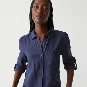 Chemise boutonnée décontractée en denim pour femme-élégante et durable, idéale pour un usage quotidien, disponible en bleu classique et délavé foncé - Product Image 3