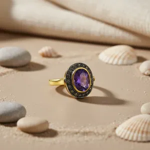 Anillo de Plata 925 con Amatista en Oro Amarillo Clásico para Mujer, Corte Ovalado, Engaste Pavé, Bisel con Gema, Moderno para Uso Diario - Product Image 1