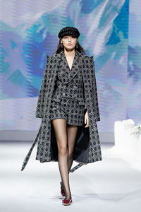 เสื้อโค้ทเทรนช์โค้ทผ้าทวีตผ้าสักหลาดทางการหรูหราจากแบรนด์ท้องถิ่นเวียดนามสีน้ำเงินเข้ม - Product Image 4