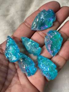 Pointes de flèche en quartz collées au titane irisé en vrac cristal Aqua Aura sculpté pour la revente - Product Image 6