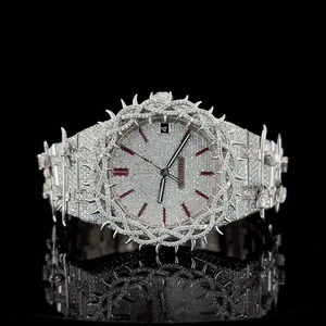 Montre de luxe en moissanite blanche très demandée avec pierres taille brillant et design étanche disponible à la vente - Product Image 2
