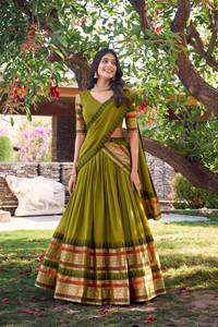 Demoiselles d'honneur de style traditionnel en soie pure Chanderi Lehenga Choli avec des motifs modernes et un travail de fantaisie pour les mariages - Product Image 2