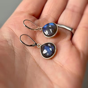 Boucles d'oreilles pendantes en labradorite naturelle taille poire, serties clos, faites à la main, pour usage quotidien, pierre de naissance, en argent sterling 925, cadeau pour mariage ou fête - Product Image 1