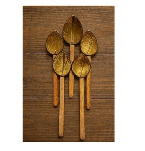 Cuillère décorative en noix de coco, polie à la main, coquille naturelle, accessoire de table élégant pour repas traditionnels - Product Image 1