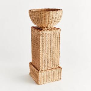 Impresionante Pedestal y Urna de Ratán Natural Resistente para Decoración de Fiestas - Product Image 3