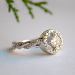 แหวนหมั้นเพชรทรงปรินเซสคัท 2 กะรัต แบบคลาสสิก ประดับเพชรรอบวง ตัวเรือนทองคำแท้ 14K ฝังเพชรแบบพาเว่ เครื่องประดับเจ้าสาวชั้นดี - Product Image 5