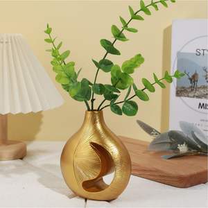 Vase en métal doré antique fait à la main, vase à fleurs martelé durable, centre de table pour les événements de mariage, les fêtes et la décoration de la maison - Product Image 4