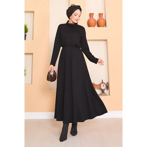 Vestido Hijab Negro Sencillo con Cuello Alto y Cintura Fruncida en Tela Crepé, Accesorio de Moda - Product Image 3