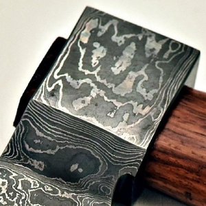 Tête de hache Viking en acier damassé personnalisé Hache barbu double face Manche en bois de frêne Gaine Carbone de camping en plein air de qualité industrielle - Product Image 4