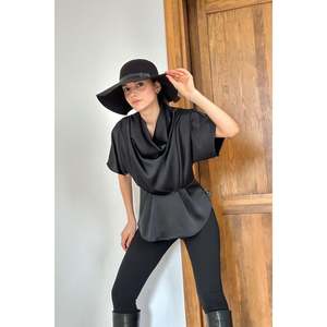 Blusa Negra con Cuello en V - Negra - Product Image 2