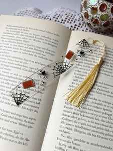 Marque-page décoratif Art Déco rond à franges en résine avec feuille d'or séchée gaufrée à la main - Product Image 3