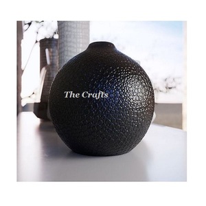 Ensemble de deux vases à fleurs modernes en fer doré et noir de tailles différentes pour la décoration de mariage - Product Image 4