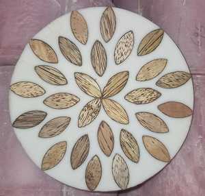 Dessous de plat ronds en bois d'acacia de décoration de haute qualité avec des pièces de support de caboteur en métal avec vente - Product Image 3