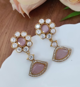 Boucles d'oreilles de qualité supérieure Monalisa et Moissanite pour femmes, parfaites pour les soirées, dernier design, boucles d'oreilles pendantes, port minimal - Product Image 2